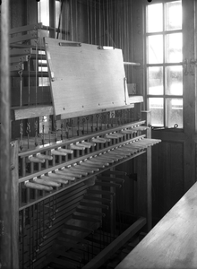 82461 Interieur van de Domtoren (Domplein) te Utrecht: speeltafel van het carillon.